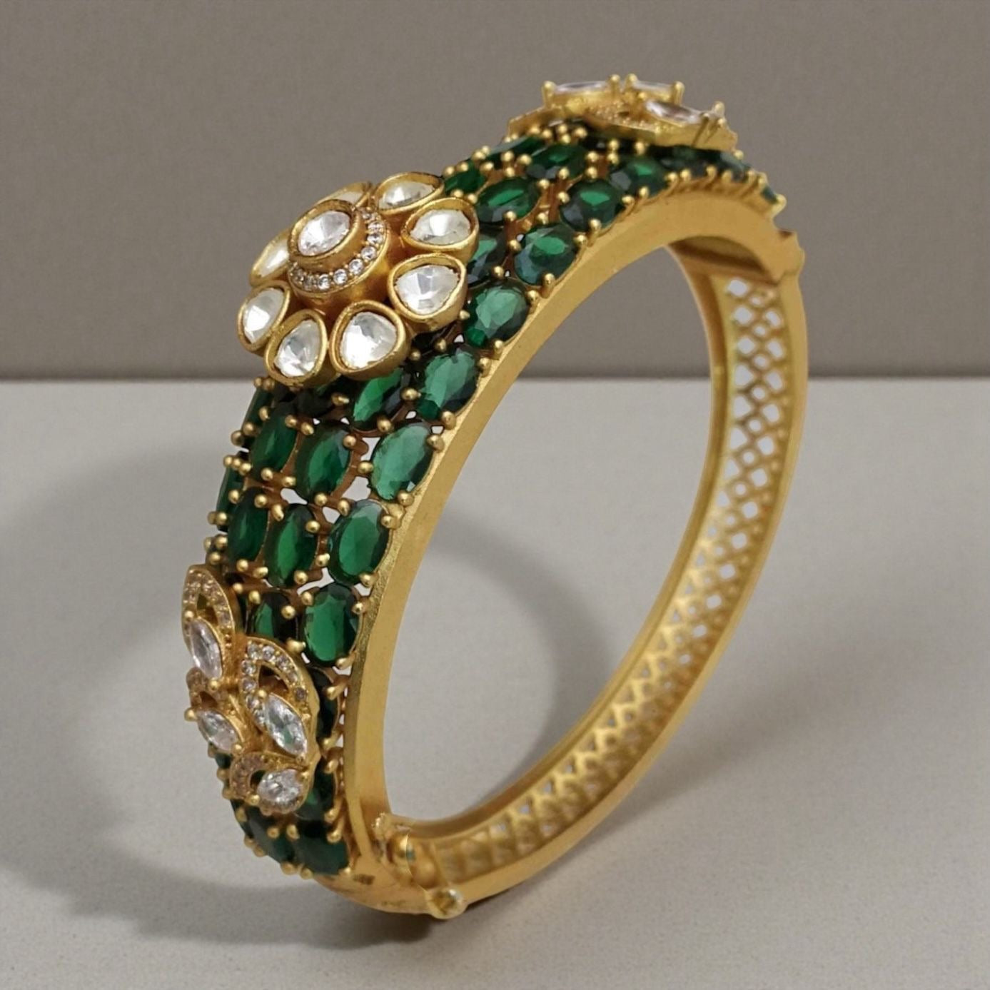 Emerald green openable bracelet