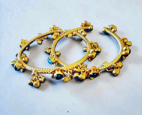 Emerald green stone with ghungroo bangles