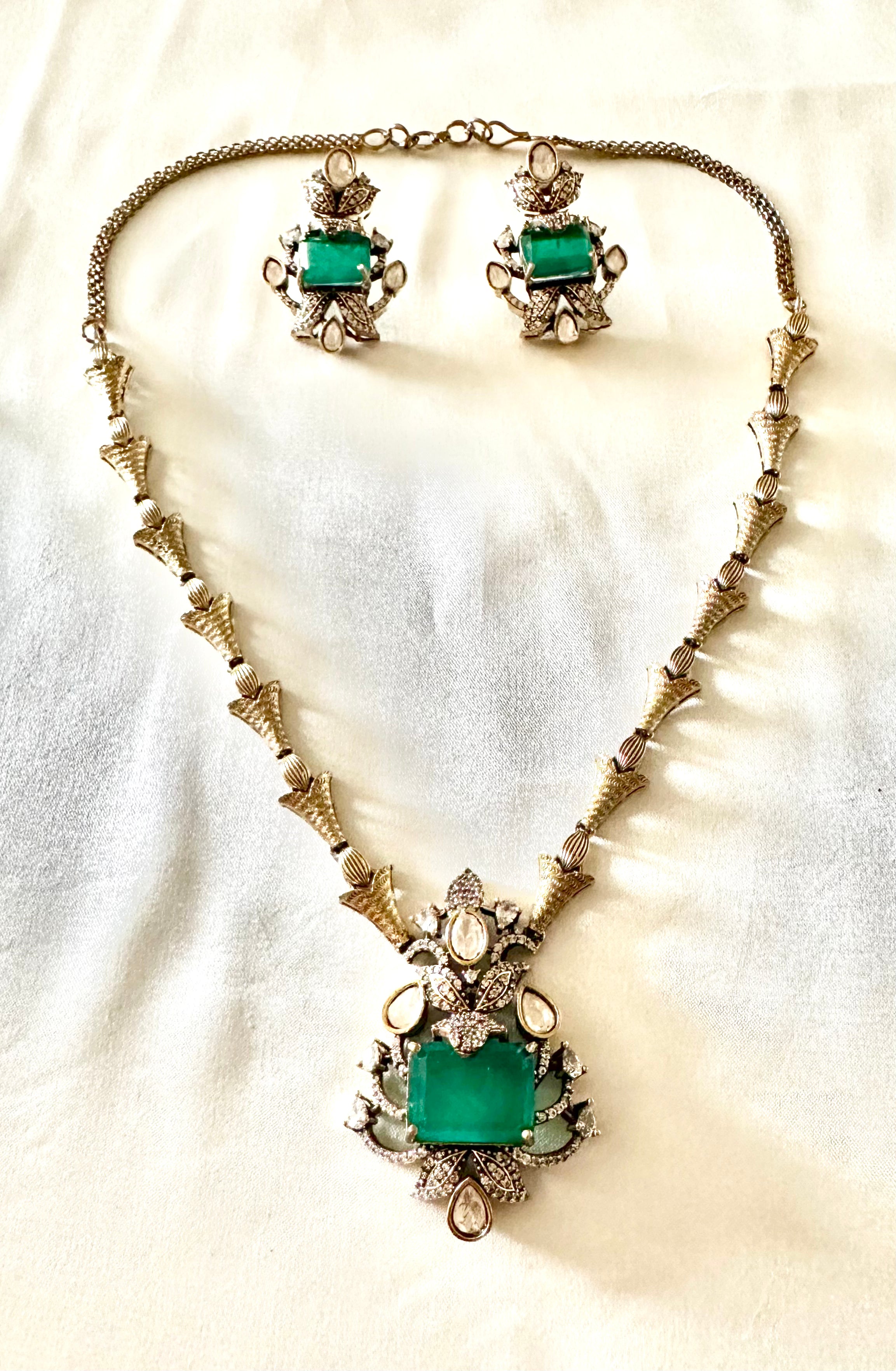 Emerald green pendant set