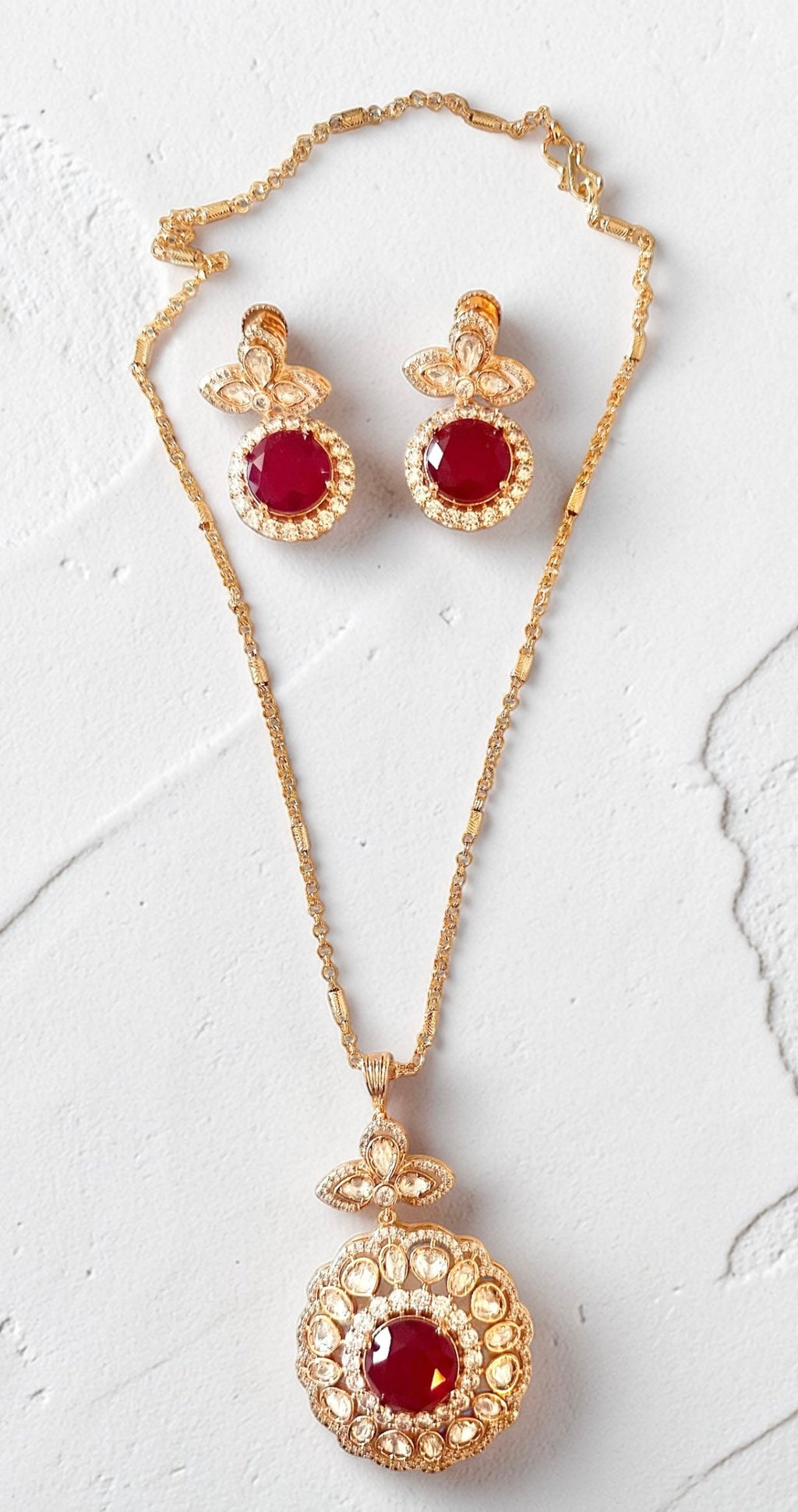 Ruby diamente pendant set